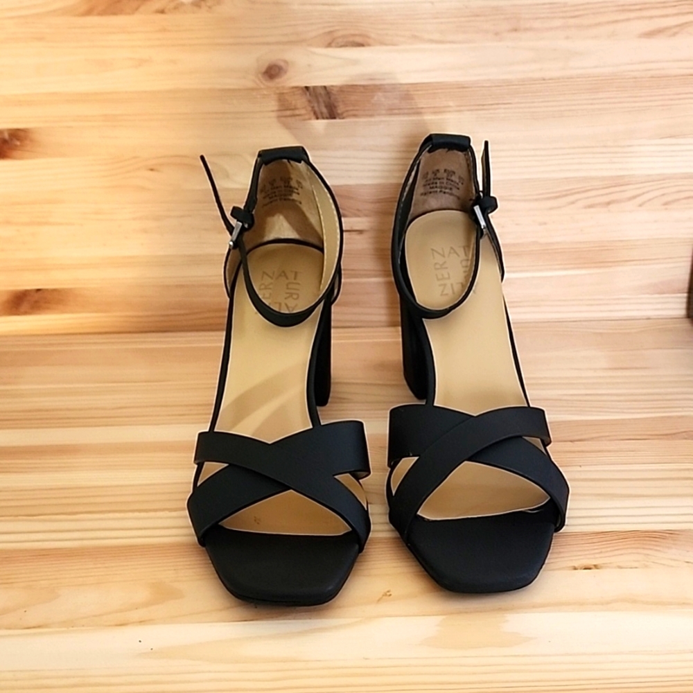 NWT Naturalizer Maggie Black Ankle Strap Block Heel Sandals 7